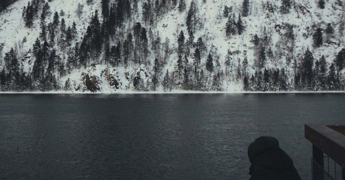 Человек обливается холодной водой для закаливания организма
